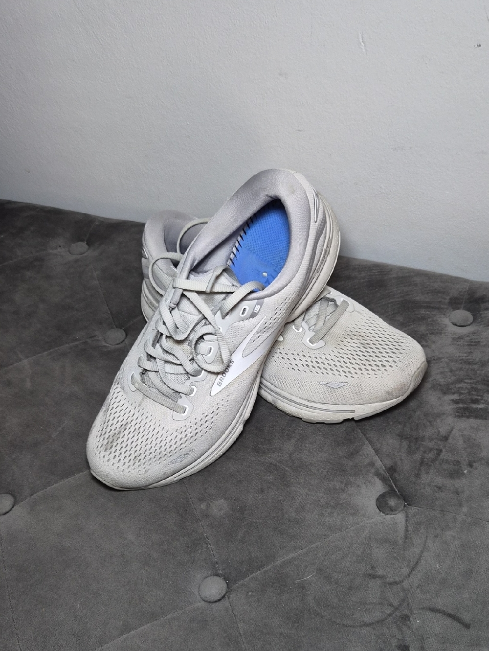 Brooks Sneakers Women's Light Gray Running Shoes 9.5 NO INSOLES